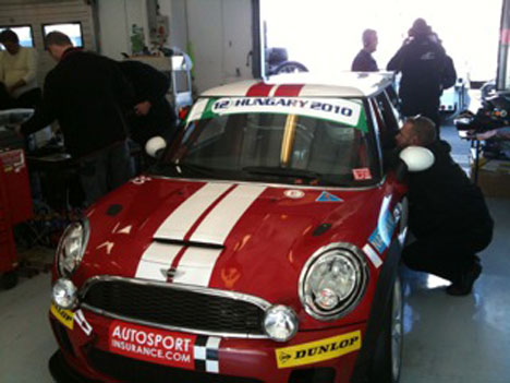 Stefan Kaas Racing Mini under den sidste klargøring